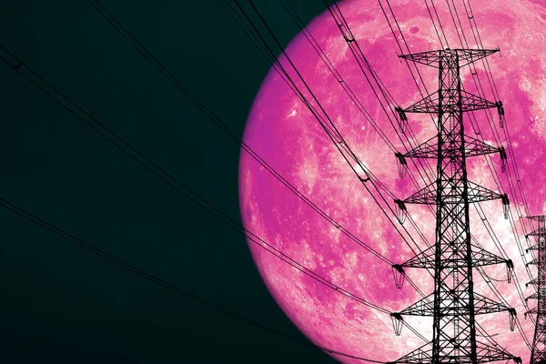 超级粉红色月亮背剪影力量电线杆和夜堆云天 这个图象的元素由美国宇航局提供 — 图库照片