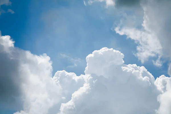 Lindas Nuvens Montão Céu Azul Fundo Luz Solar — Fotografia de Stock