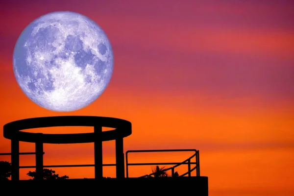 Blue Moon Tillbaka Över Silhouette Cykeln Taket Byggnaden Och Solnedgång — Stockfoto