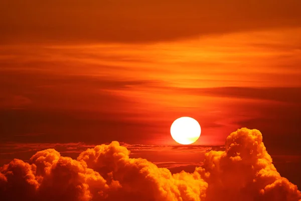 赤い空にシルエット カラフルなヒープ雲に夕日 — ストック写真