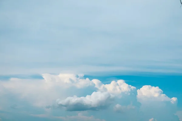 Weiße Haufenwolke Und Winziger Blauer Himmel Hintergrund — Stockfoto