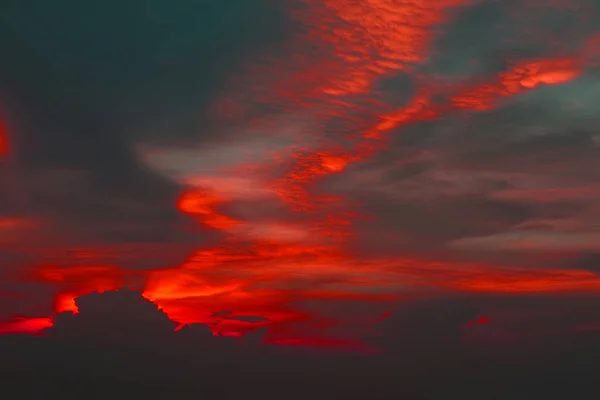 永恒的火焰五颜六色的云和傍晚的天空和最后的日落之光 — 图库照片