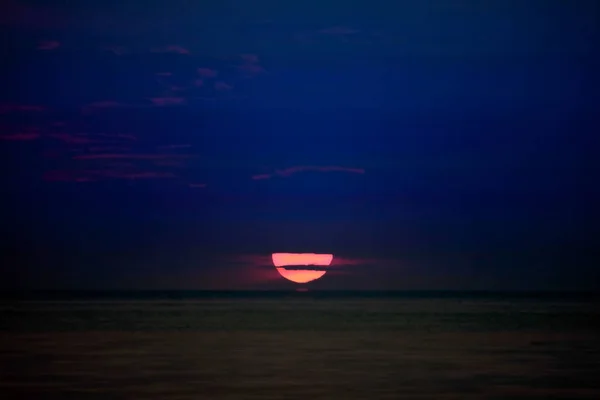 Yatay Çizgi Denizde Akşam Gece Gökyüzü Günbatımı — Stok fotoğraf