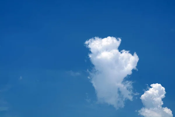 青い空と太陽の背景をオフに美しい詳細ヒープの雲 — ストック写真