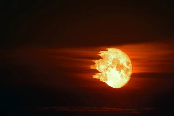 Měsíc Sněhu Zpět Siluetu Haldy Cloud Západu Slunce Obloze Prvky — Stock fotografie