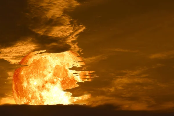 Super Full Moon Back Silhouette Heap Flame Cloud Sunset Sky — Stock Photo, Image