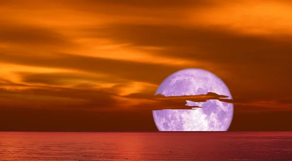 バック シルエット ヒープ雲夕焼け空 Nasa から提供されたこのイメージの要素の狼の月 — ストック写真