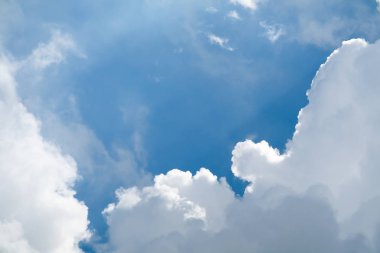 Güzel yığın bulutlar ve mavi gökyüzü ve gün ışığı arka plan