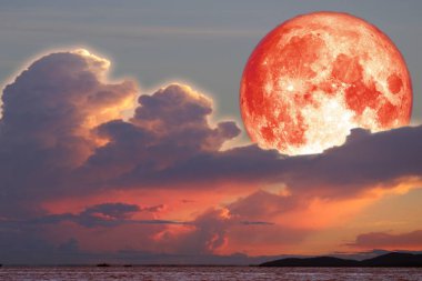 Süper kar kanlı ay gece gökyüzünde renkli bulutların üzerinde