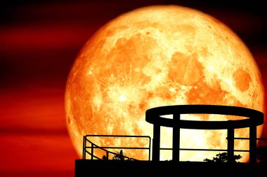 Süper tam kanlı ay geri siluet döngüsü gece kızıl gökyüzü, Nasa tarafından döşenmiş bu görüntü unsurları binanın çatı üzerinde