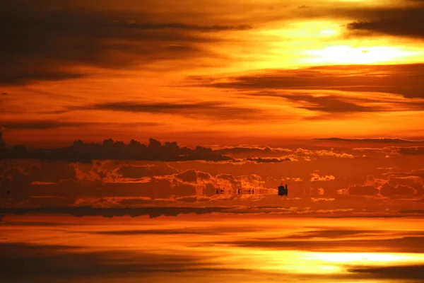 Reflexion Des Sonnenuntergangs Auf Dem Meer Und Silhouette Schiff Auf — Stockfoto