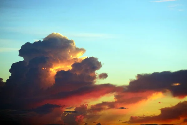 Pôr Sol Mar Colorido Céu Frio Nuvem Chama — Fotografia de Stock