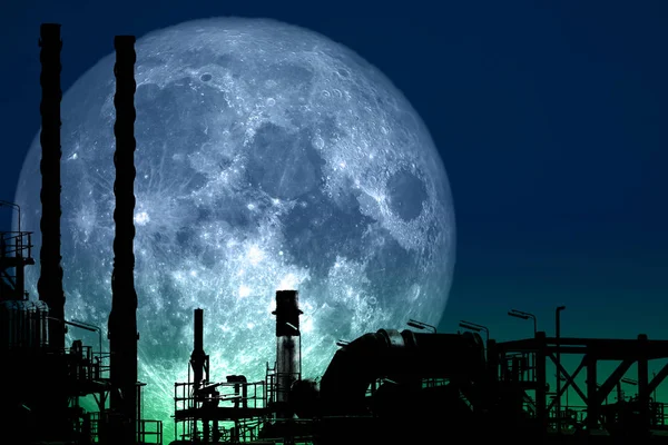 Super Luna Sangue Torna Sulla Silhouette Raffineria Industria Petrolifera Cielo — Foto Stock