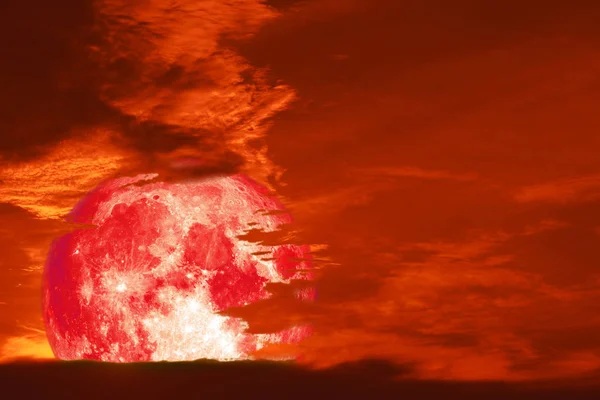 シルエット ヒープ火炎雲夕焼け空 Nasa から提供されたこのイメージの要素上に戻ってスーパー満月 — ストック写真