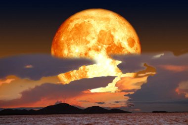Süper kar kan ayda geri siluet bulut gece gökyüzü, Nasa tarafından döşenmiş bu görüntü unsurları