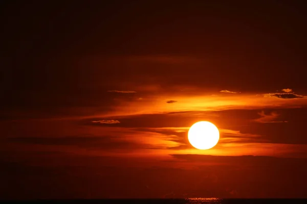 晨曦回到清晨天空轮廓云彩阳光洒在海面上 — 图库照片