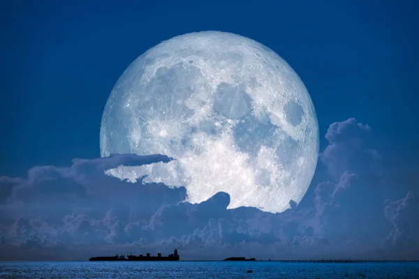 Super Lua Neve Volta Silhueta Céu Noturno Mar Nublado Elementos — Fotografia de Stock