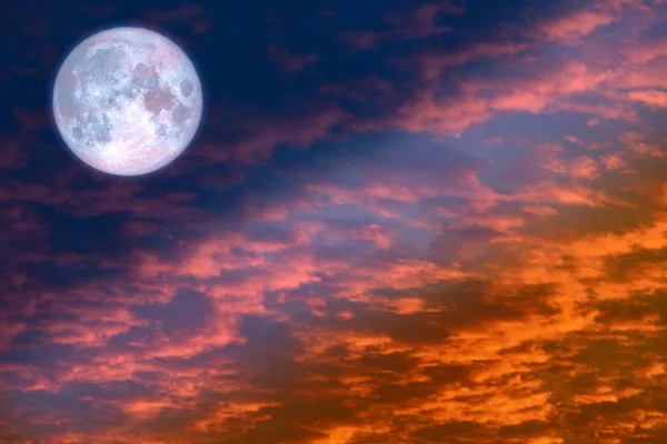 长夜月亮回来红色传播云照日落天空 这个图象的元素由美国宇航局提供 — 图库照片