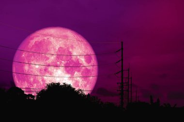 Tam pembe ay bir elektrik direği, Nasa tarafından döşenmiş bu görüntü unsurları gölge yukarıda gece gökyüzünde yüzen