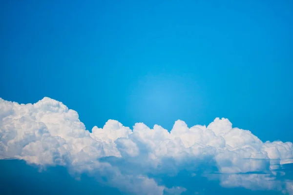 Hermosas Nubes Montón Con Cielo Azul Claro Fondo Sol — Foto de Stock