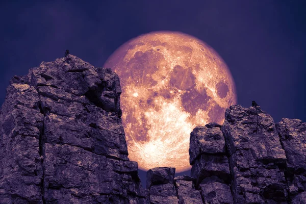 Luna Púrpura Oscura Sobre Piedra Monstruos Sobre Roca Entre Acantilados — Foto de Stock