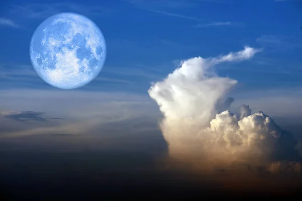 Super Luna Nieve Espalda Nube Montón Blanco Cielo Azul Elementos — Foto de Stock