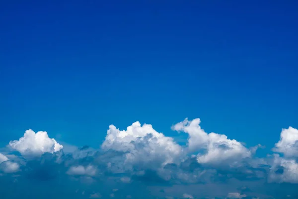 Céu Azul Linha Heap Nuvem Céu Claro Fundo — Fotografia de Stock