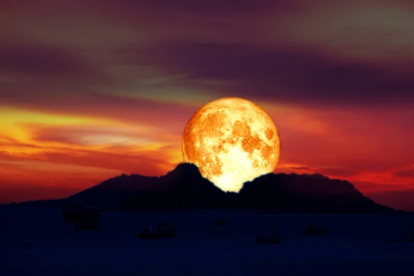 Супер Крові Місяць Назад Силует Острова Ніч Червоної Хмара Небі — стокове фото