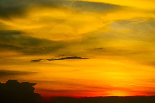 Nuvem Heap Embaçado Por Sol Céu Laranja Vermelho Tropical Fundo — Fotografia de Stock