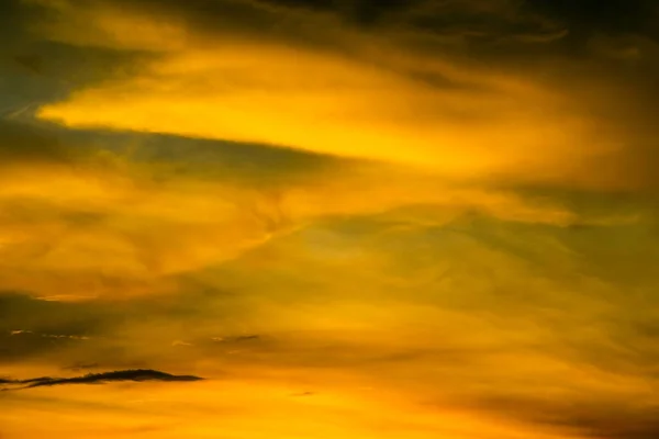 Nuvem Heap Embaçado Por Sol Céu Laranja Vermelho Tropical Fundo — Fotografia de Stock
