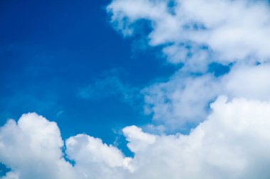 tropikal mavi gökyüzü yumuşak bulut arka plan beyaz yığın bulut girsin