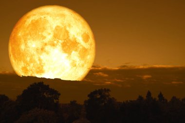 tam lenten ayda geri siluet bulut ve gece dağda 