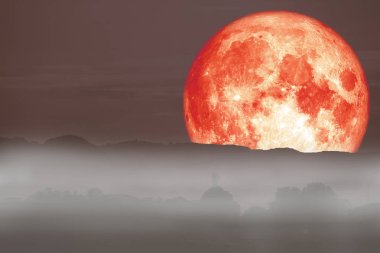 Tam kırmızı balık aya geri bulut ve sis Dağı gece gökyüzü üzerinde