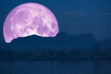 Süper tam balık aya geri bulut ve gece gökyüzü dağda