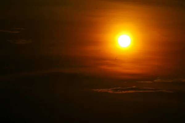 Desenfoque puesta de sol en la última nube de silueta de cielo rojo claro en la noche — Foto de Stock