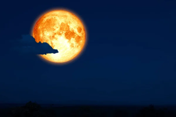 밤 하늘에 실루엣 산에 다시 전체 계란 달 — 스톡 사진