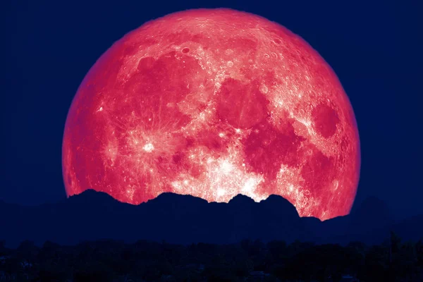 tam pembe balık aya geri bulut ve gece gökyüzü dağda