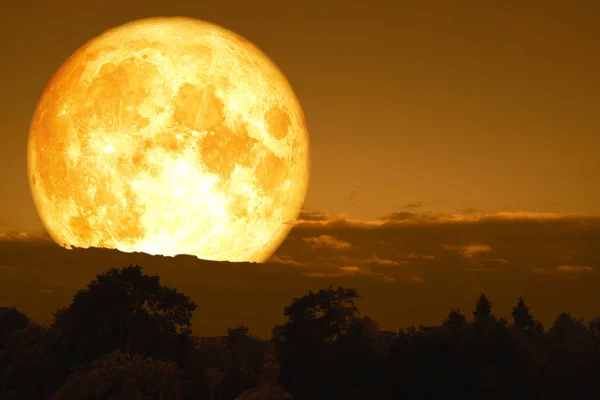 Полная постная луна на силуэт облака и горы ночью — стоковое фото