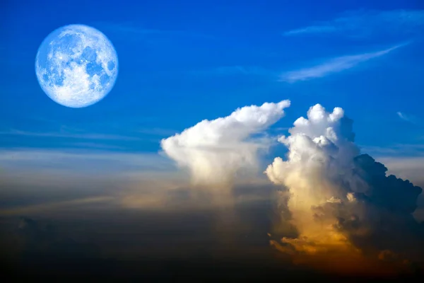 Luna de gusano lleno de nuevo en la silueta montón de nubes en el cielo puesta del sol — Foto de Stock