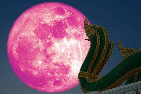 Última luna llena de invierno en la silueta Naga en buddhist tem —  Fotos de Stock