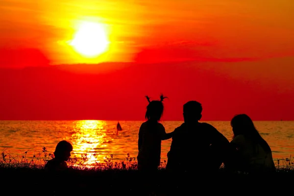 Silhouette family on beach blurred sunset sky — Stock Photo, Image