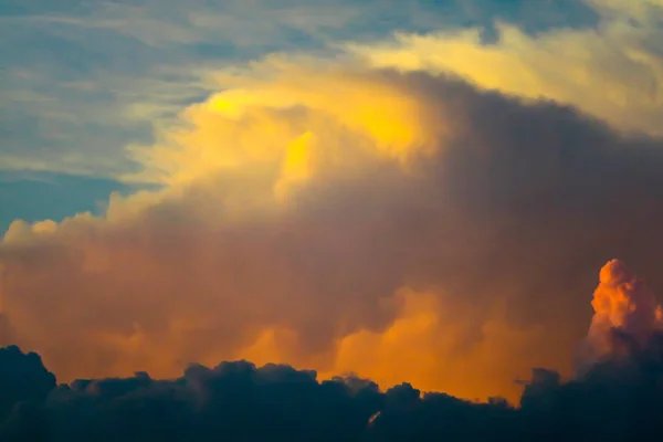 Pôr do sol nuvem laranja sol no céu escuro nuvem macia — Fotografia de Stock