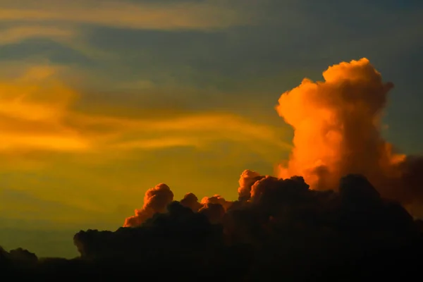 Pôr do sol nuvem laranja sol no céu escuro nuvem macia — Fotografia de Stock
