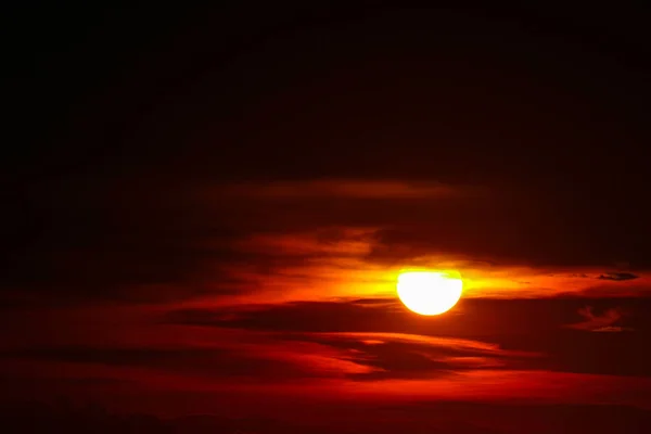 Puesta de sol en el océano última luz roja y naranja cielo silueta nube — Foto de Stock