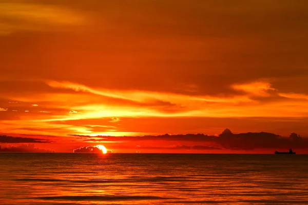 Tramonto sul mare e sull'oceano ultima luce cielo rosso silhouette nube — Foto Stock