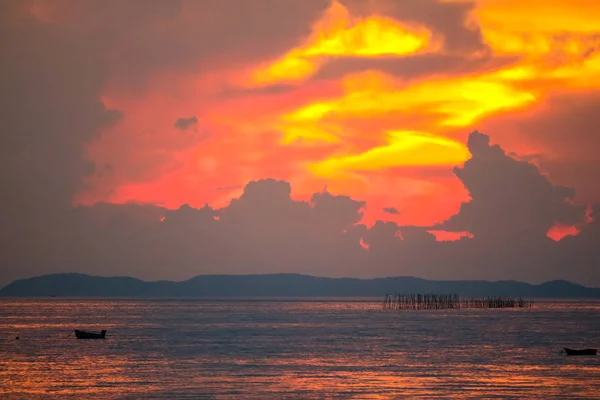 Colorido llama nube puesta del sol barco en el mar y el cielo — Foto de Stock