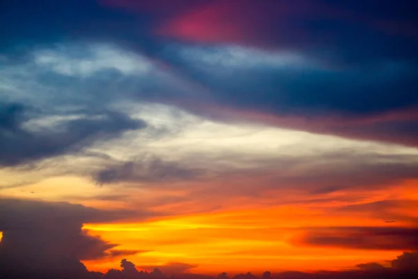 Multicolore nuage de flamme coucher de soleil bateau sur la mer et le ciel — Photo