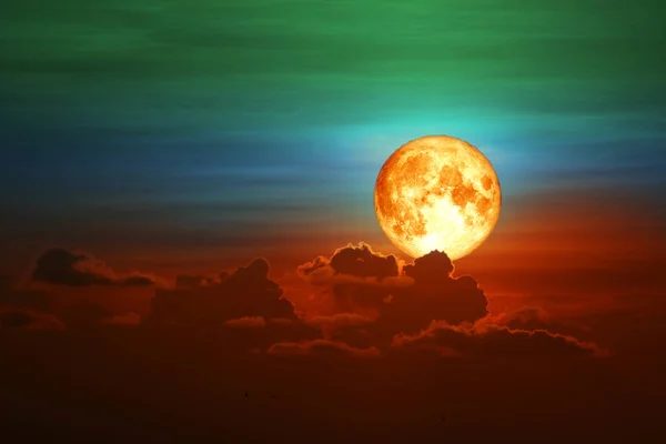 狼月亮回到剪影堆云彩在日落天空 — 图库照片