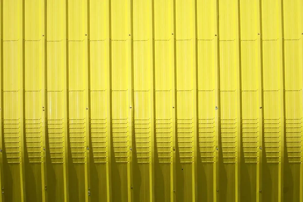 Жовтий металевий лист візерунок і вертикальна лінія дизайну — стокове фото