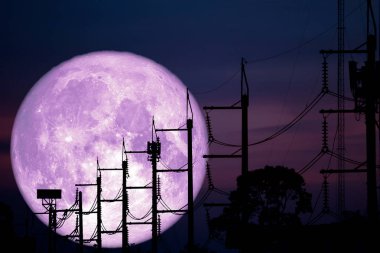 Tam gül ay geri siluet güç elektrik hattı ve Pole o